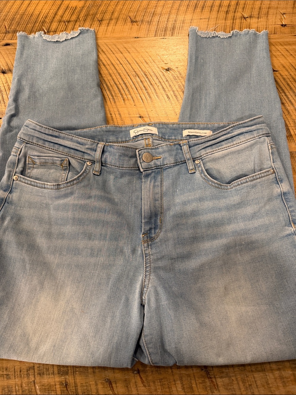 Light Wash Relaxed Skinny Crop Women's Jeans with Frayed Hem